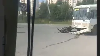 В одном из городов Коми байкер попал под колеса маршрутки