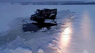 Рыбаки провалились под лёд на болотоходе при попытке пересечь Каму в Татарстане
