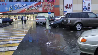 Лужа у центрального входа в "Премьер" переместилась на парковку