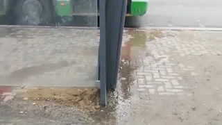 Скоро рухнет: в центре Рязани разваливается остановка