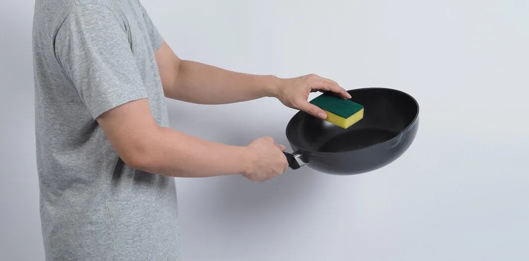 Кипячу сковороду — и проблем больше не знаю: даже «каменный» нагар отходит за секунды