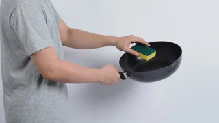 Кипячу сковороду — и проблем больше не знаю: даже «каменный» нагар отходит за секунды