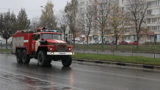 Пожарные эвакуировали 12 человек из загоревшегося многоэтажного дома