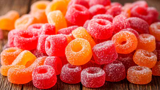 Когда дети просят сладкого, беру стакан любого варенья и через 20 минут готов полезный мармелад
