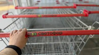 Тетя покупает в Светофоре свинину, клубнику, делает и продаёт тушенку, варенье: на вырученные деньги дом в деревне купила