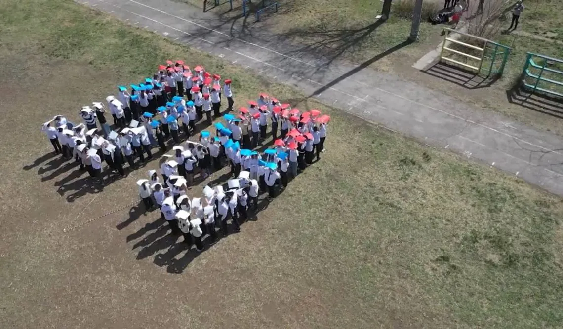 Магнитогорские школьники создали живую композицию к 80-летию Победы