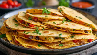 Замешиваю кефир и творог — через 5 минут уплетаем лепешки нежнее сырников