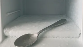 В морозилке помимо пельменей храню еще чайные ложки: научила соседка - простой лайфхак, который каждый день выручает в быту 