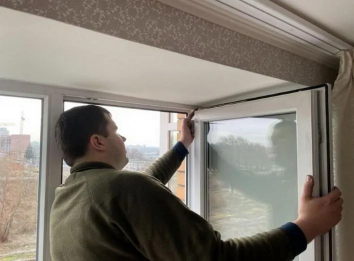 Сберегаем тепло в квартире с помощью пищевой пленки