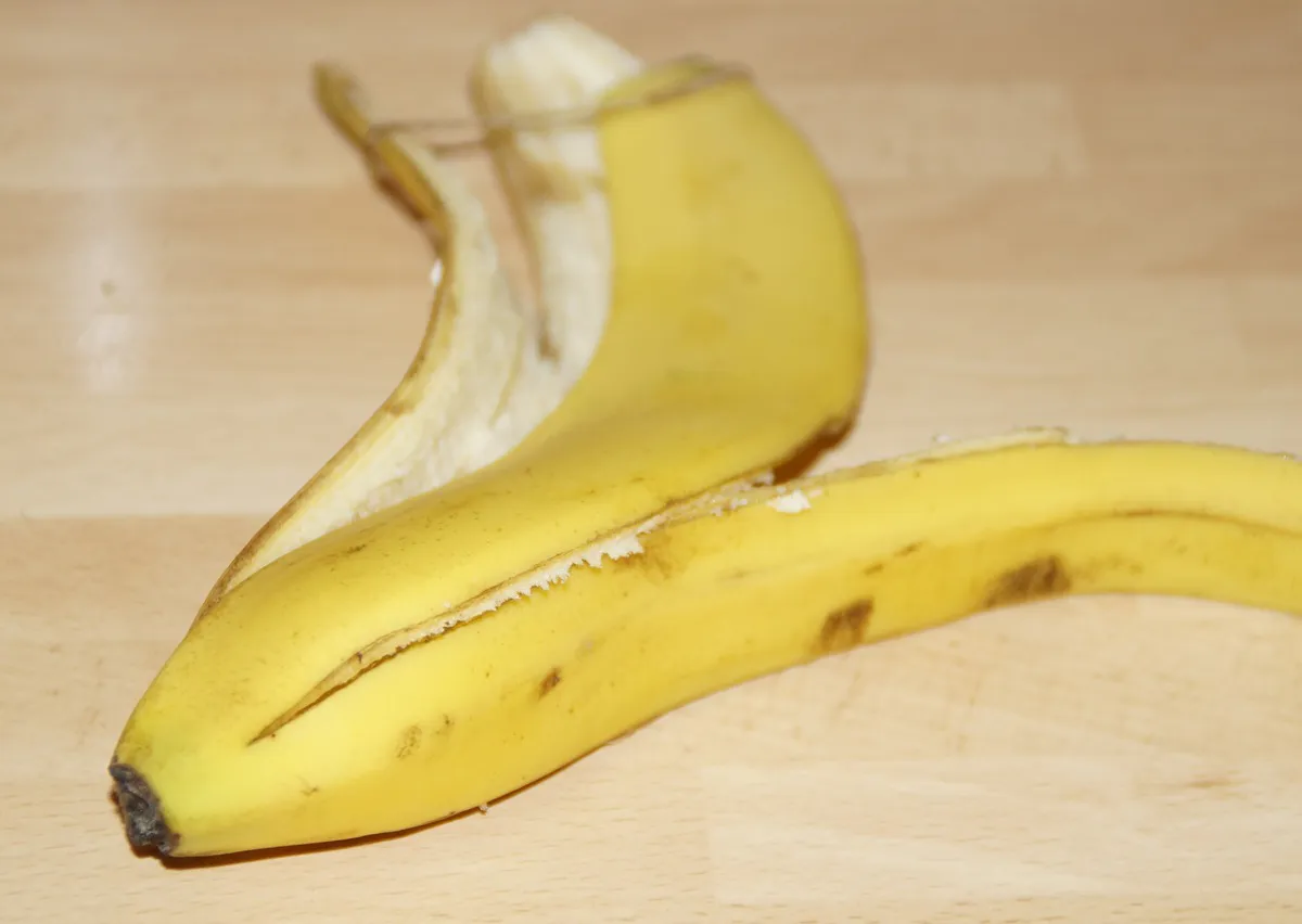 Банановая кожура стала дороже золота: вот как применяю в хозяйстве - не мусор, а настоящее сокровище