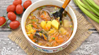 Как легко сварить кастрюлю щей всего за 100 рублей и 20 минут: вместо мяса секретный ингредиент