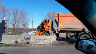 На Южной окружной кабину мусоровоза разворотило