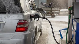 Бензин на брянских АЗС подорожал за год на 8,46%