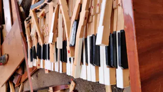 Пианино отправилось в полет: из окна института культуры выкинули 20 музыкальных инструментов