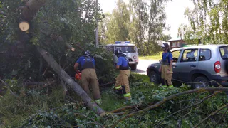 Подмосковный ураган "погулял" в Ермиши: ветер снес крыши ЗАГСа и больницы