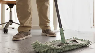 Начала мыть полы солёной водой — перемены в доме ощутила вся семья: вот зачем нужно добавлять соль в ведро