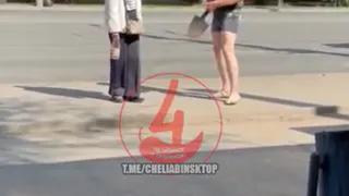 Неадекватный мужчина в трусах и майке нападал на прохожих с лопатой в Челябинске