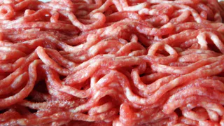 Смешал фарш и этот молочный продукт — котлеты вышли мягче облака: теперь готовлю только так