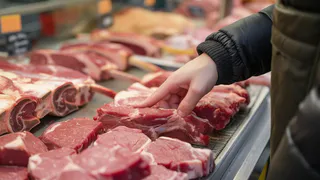 На трёх рынках Магнитогорска торгуют мясом и рыбой без ветеринарного контроля