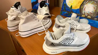 Белые кеды как новые за 10 минут — 3 простых компонента, которые возвращают им идеальную чистоту: сода, паста и средство для посуды