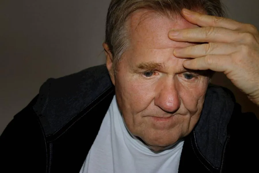 Пенсионеры лишились миллионов, «спасая» своих родных