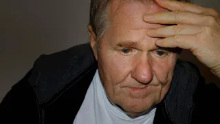 Пенсионеры лишились миллионов, «спасая» своих родных