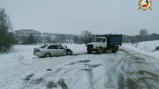 В Чувашии легковушка врезалась в грузовик в результате выезда на встречку