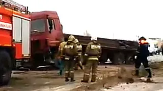 На Прижелезнодорожной улице перевернулся КАМАЗ с серной кислотой