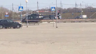 Вертолет приземлился на парковку "Ленты", из него вышли люди в камуфляже