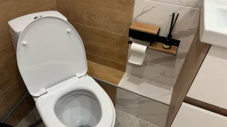 Ходить в туалет на унитаз больше не модно: новый туалетный тренд скоро доберется и до России