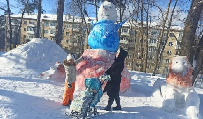 В Заречном гигантский снеговик стал достопримечательностью