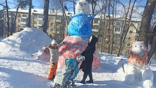 В Заречном гигантский снеговик стал достопримечательностью