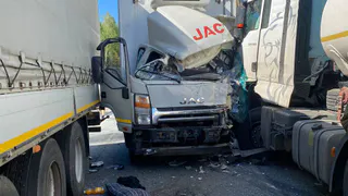 В Челябинской области столкнулись три грузовика и перекрыли трассу М-5 "Урал"