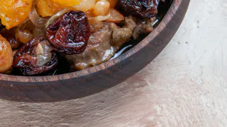 1 столовая ложка — грязь и масляный налет из изюма вытягивается на глазах: самые умные хозяйки моют сухофрукты только так