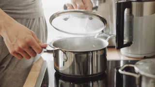 3 ложки на губку: стеклянные крышки от кастрюль заново блестят – исчез весь липкий налет и жир