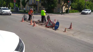 Провал асфальта на Есенина: бригада РМПТС  приехала решать проблему