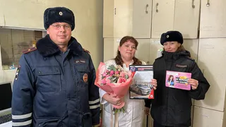 Магнитогорские полицейские поздравили матерей своих коллег с Днем матери