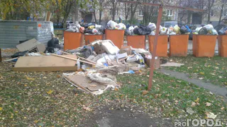 Мусорные баки на детской площадке по ул. Новоселов стоят вопреки обещаниям властей