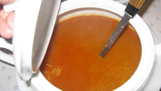 Надо ли сливать «первую воду» при варке мяса: шеф-повар поставил точку в вопросе