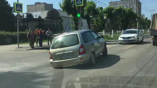 На улице Есенина в асфальтовой дыре застряла Калина