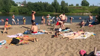 Купаться невозможно, сидим у берега: черноморский пляж выдал неприятный сюрприз отдыхающим