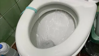 Заливаем один фрукт прямо в унитаз - и оставляем на 10 минут: отбеливает мощнее самой дорогущей химии