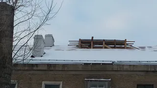 На улице Медицинской жители нескольких домов встретили зиму с разобранными крышами