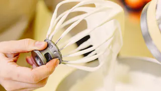 Не с маслом: вот с чем нужно смешать сгущёнку, чтобы получить "божественный" крем для тортов — всего за 1 минуту