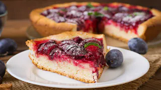 Смешала творог и сметану — и поставила в духовку: получилась сочная запеканка — без муки, сахара и манки