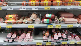 Лишь 100% чистое мясо, никакой подделки: в Роскачестве назвали лучшую колбасу для оливье