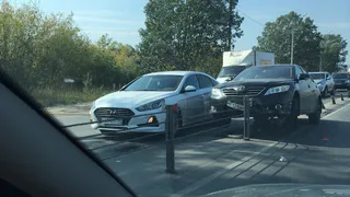 На Северной окружной автомобиль повис на ограждении