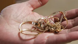 С брянской студентки «сняли порчу» вместе с золотом