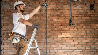 На одном из предприятий во Владимире электромонтер упал с 4-метровой высоты