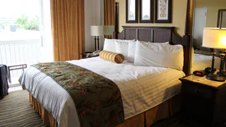 Сняла старые шторы — и комната стала выглядеть дороже: вот какие больше не в моде